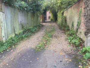The gravel driveway to be renewed in Market Harborough